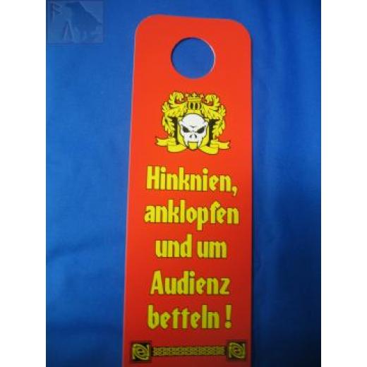 Hinknien, anklopfen und um Audienz betteln (Türschild)