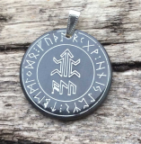 Amulett eines Kämpfers mit Schutzformel ALU (Kettenanhänger aus Horn)