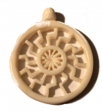 Schwarze Sonne (Kettenanhänger aus Knochen)