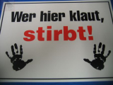 Wer hier klaut, stirbt (Türschild)